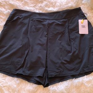 Trail pleated shorts.